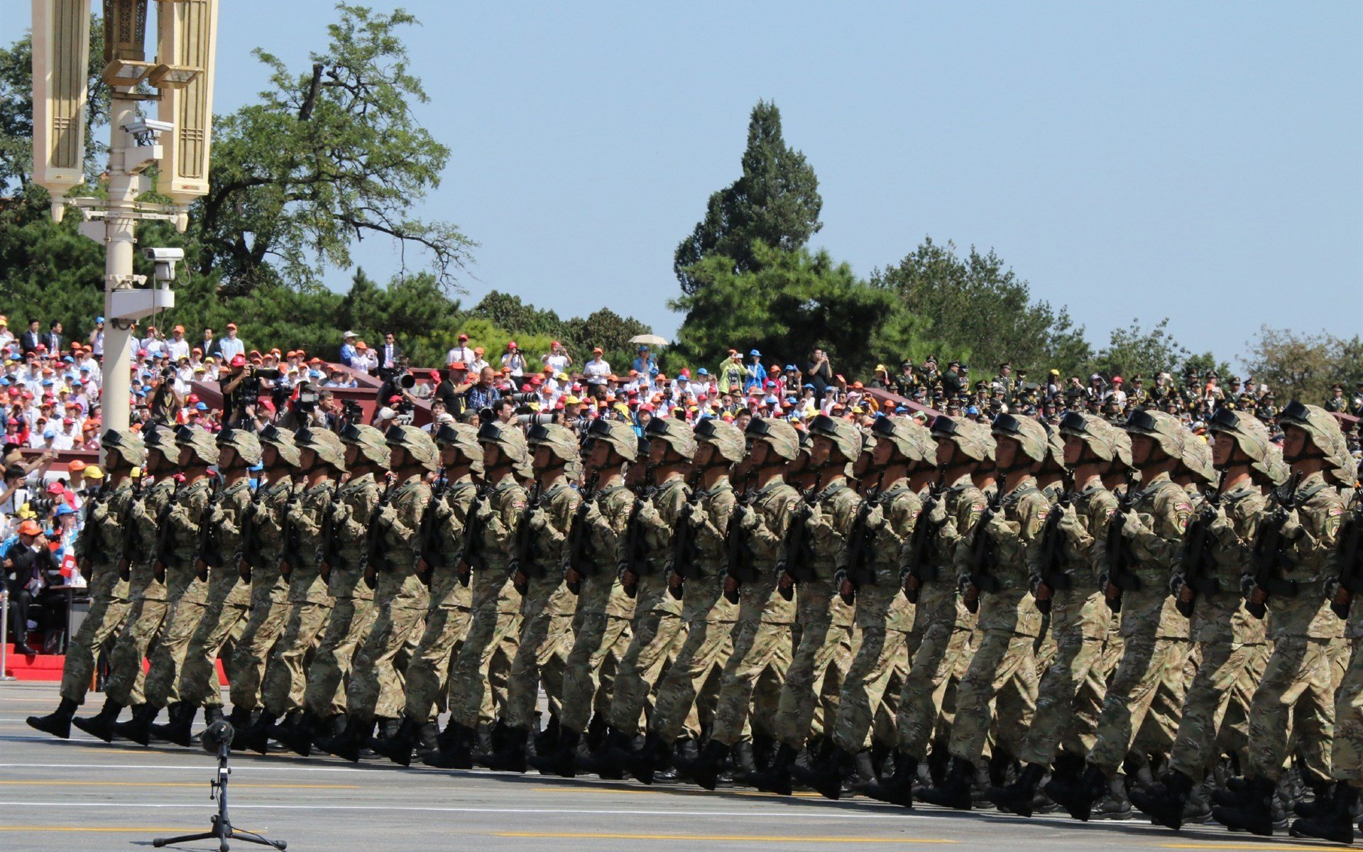 中前场联动压迫制造三角围抢