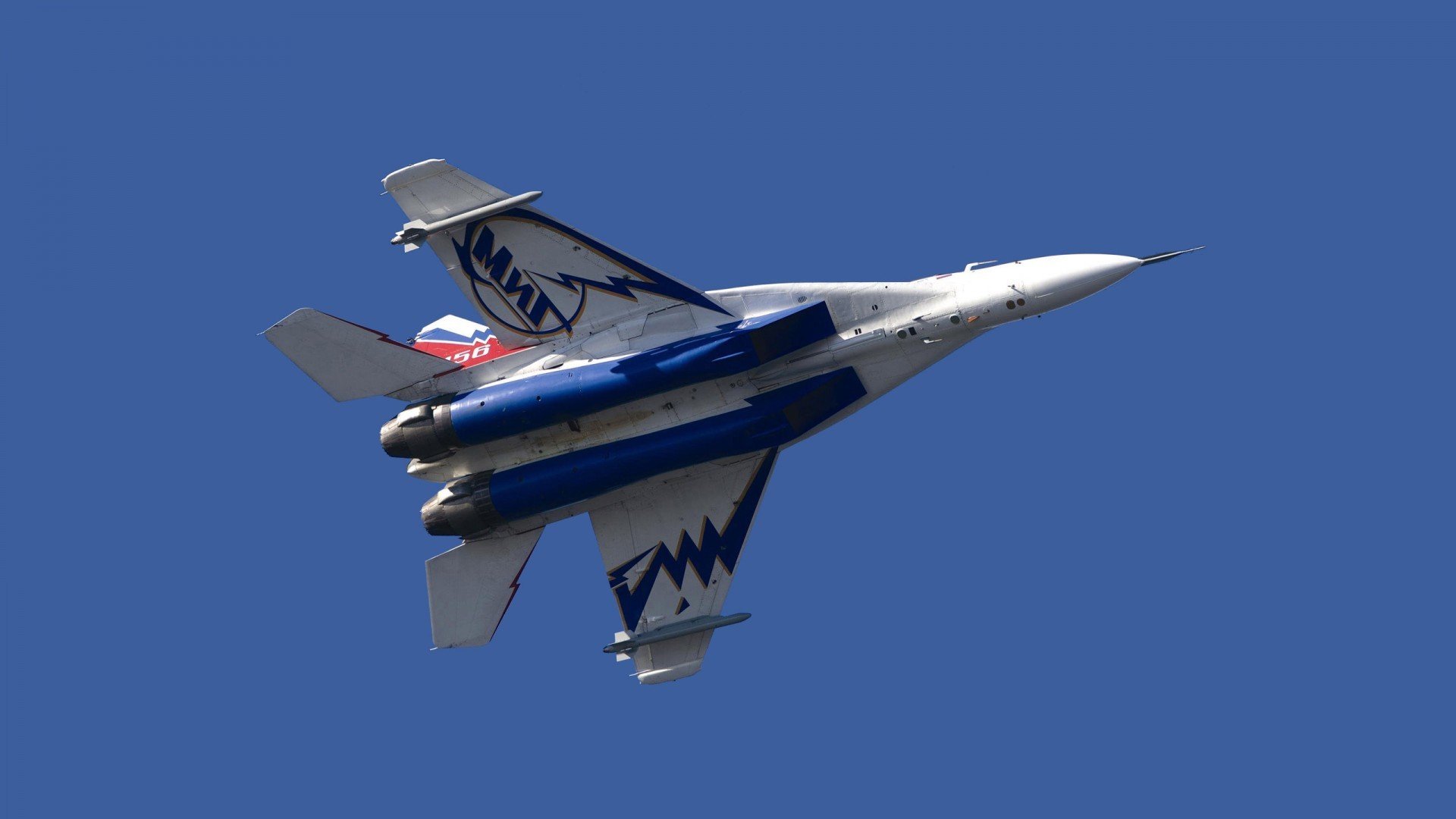 勒沃库森阵地战传控打法稳定推进，勒沃库森阵型